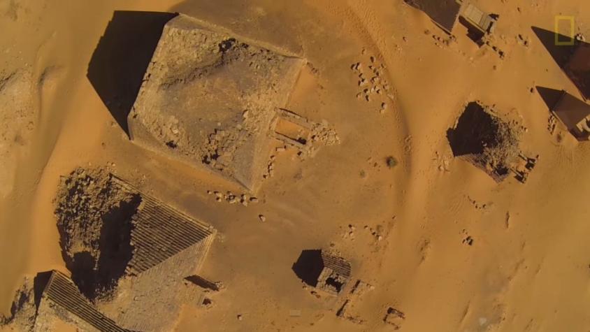 [VIDEO] Drone capta inédita perspectiva de cámaras funerarias reales en pirámides