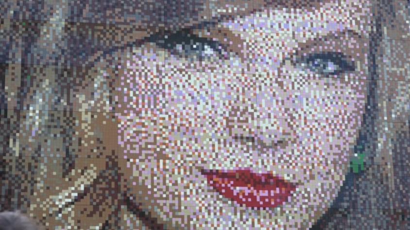 [VIDEO] Arman retrato de Taylor Swift con más de 35 mil piezas de Lego