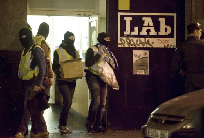 Operación anti-ETA en Francia: la policía encontró armas y componentes para explosivos