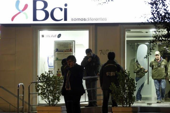 Sujetos armados asaltan sucursal del banco BCI en La Reina y escapan con millonario botín
