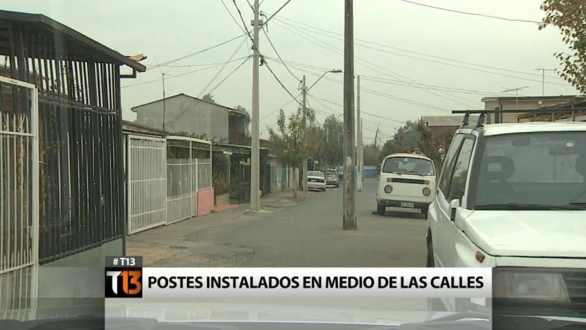 Lo Espejo: Vecinos molestos por postes eléctricos instalados en medio de las calles