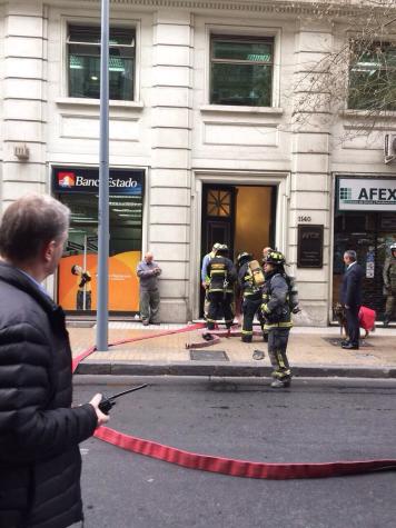 [FOTOS Y VIDEO] Incendio afecta a sucursal bancaria aledaña a La Moneda