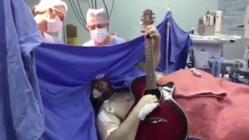 [VIDEO] Hombre toca guitarra durante cirugía cerebral