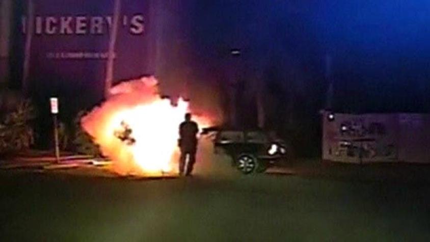 [VIDEO] El dramático momento en que un hombre ebrio es rescatado de su auto en llamas
