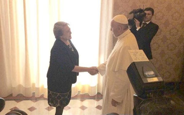 Bachelet dice que "el Papa está al tanto de todo" y aborda nueva Constitución en el Vaticano