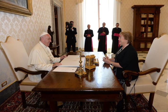 Vaticano confirma que Papa abordó con Bachelet la "salvaguardia de la vida humana"