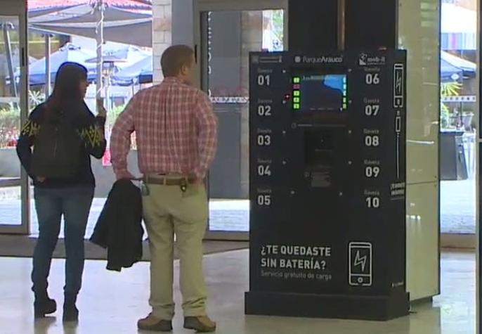 Cargadores de celulares y buscadores de autos: los nuevos servicios que entregan los malls