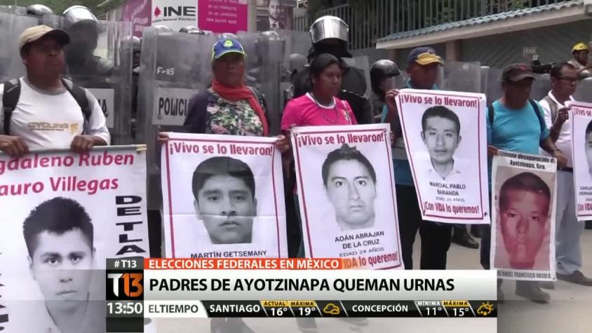 Elecciones en México: Padres de los 43 estudiantes desaparecidos queman urnas electorales