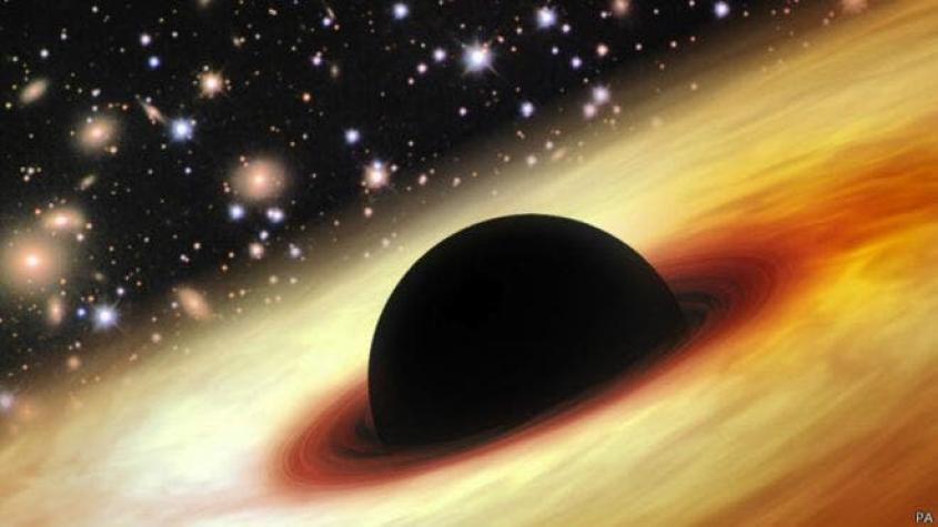 El extraño destino que enfrentarías si cayeras en un agujero negro
