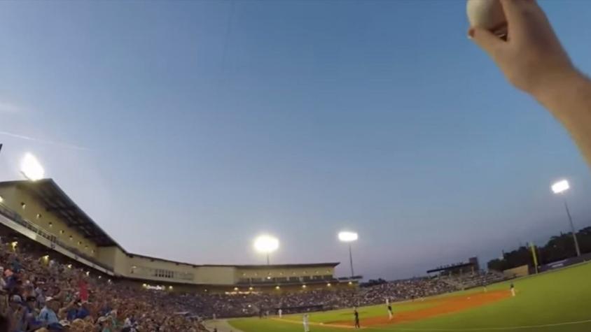 [VIDEO] Fanático del béisbol capta momento exacto en que atrapa la bola durante juego
