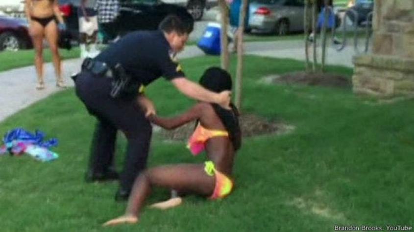 Renuncia el policía criticado por fuerza empleada contra jóvenes negros en piscina de Texas