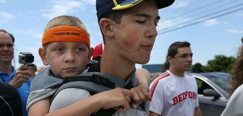 Adolescente caminó 92 kilómetros llevando a su hermano enfermo en la espalda