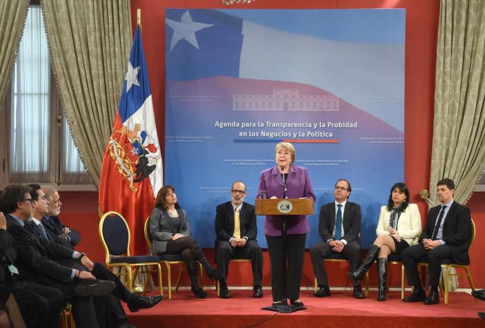 Bachelet firma proyectos pro transparencia en concesiones y regulación de mercado de valores