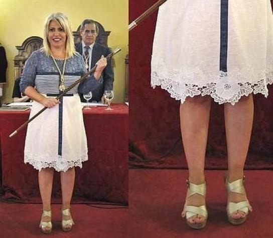 [FOTO] Los "dedos retrovisor" de una alcaldesa española son furor en España
