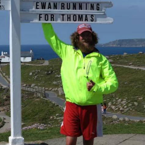Británico corrió 1.690 kilómetros vestido como Forrest Gump por campaña solidaria