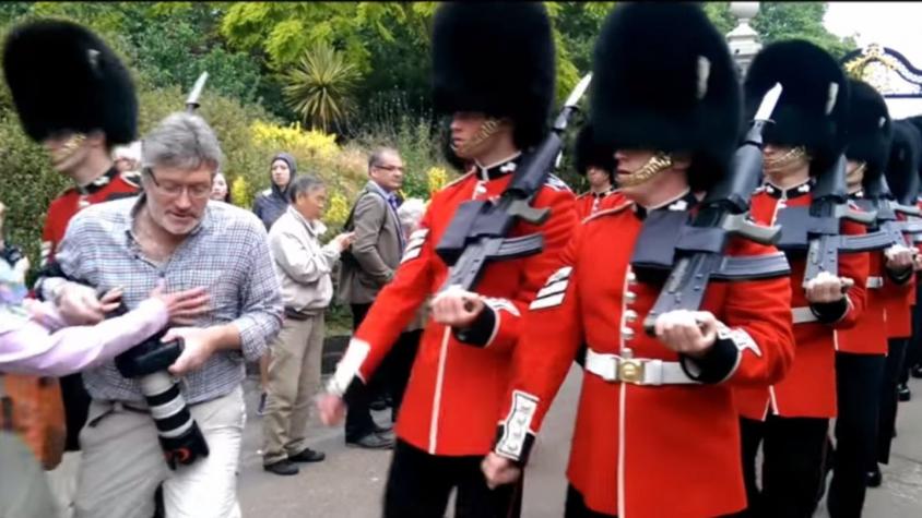 [VIDEO] Turista es arrastrado por guardias reales durante marcha