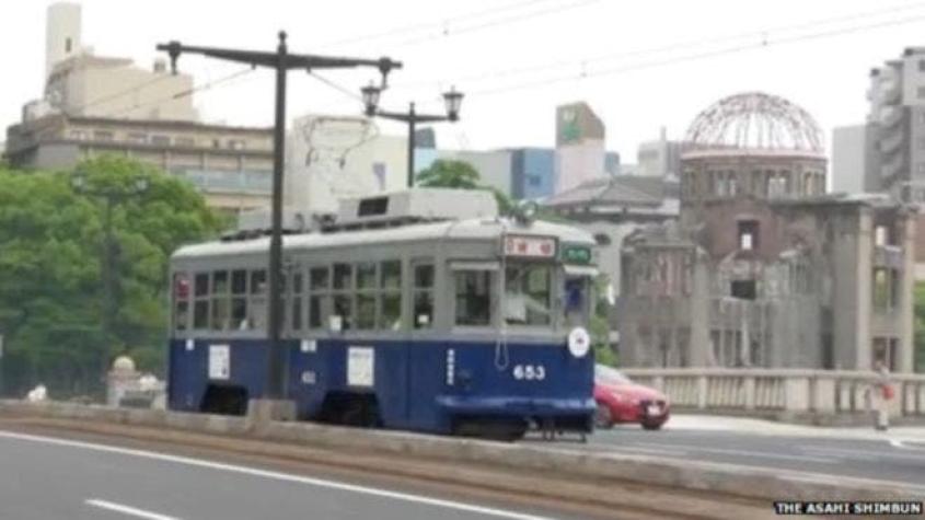 El tranvía que sobrevivió a la bomba atómica de Hiroshima vuelve a circular