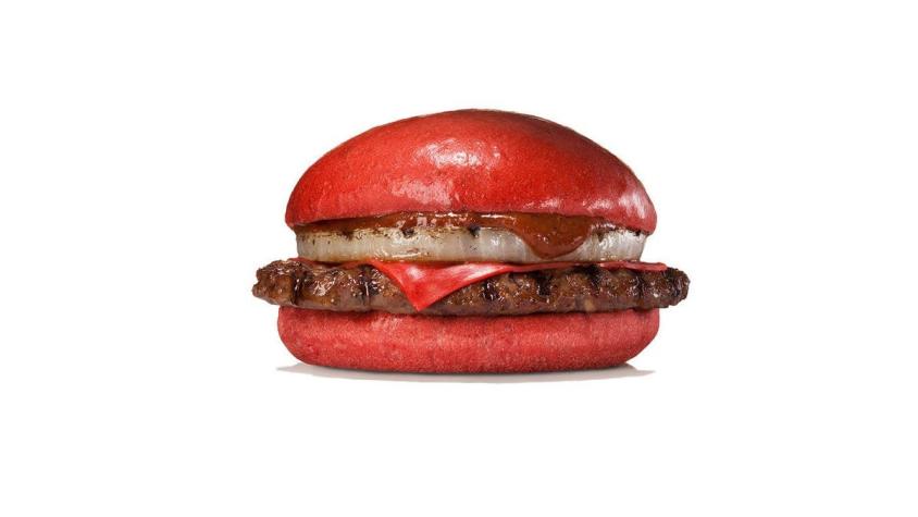 Burger King se aventura con venta de hamburguesas rojas en Japón
