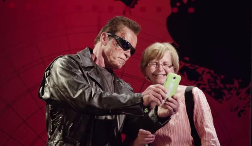 Arnold Schwarzenegger realiza broma caracterizado como Terminator