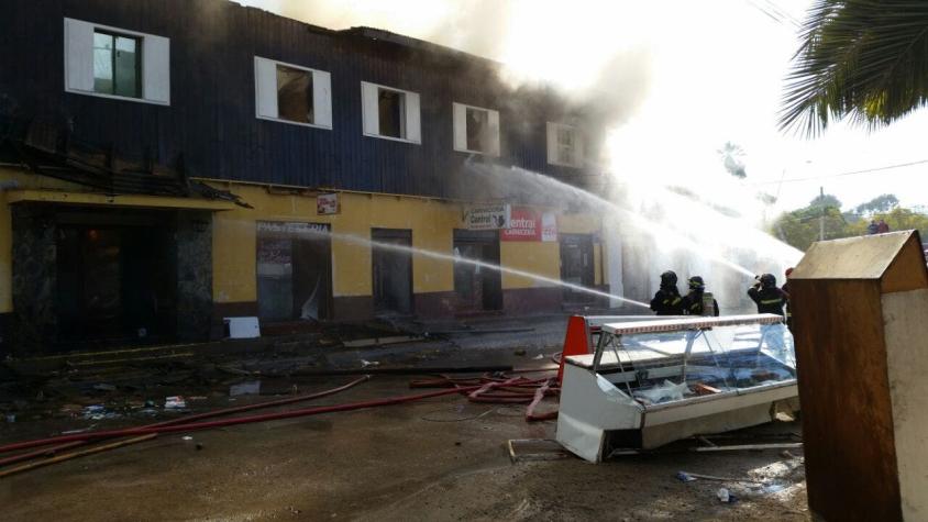 Incendio en centro de Papudo ha afectado 15 locales comerciales y cuatro casas