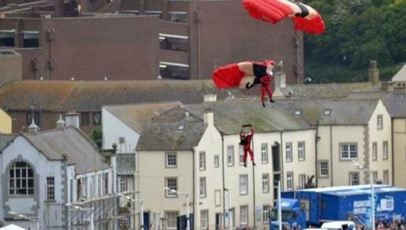 [VÍDEO] Paracaidista es salvado por su compañero en pleno salto
