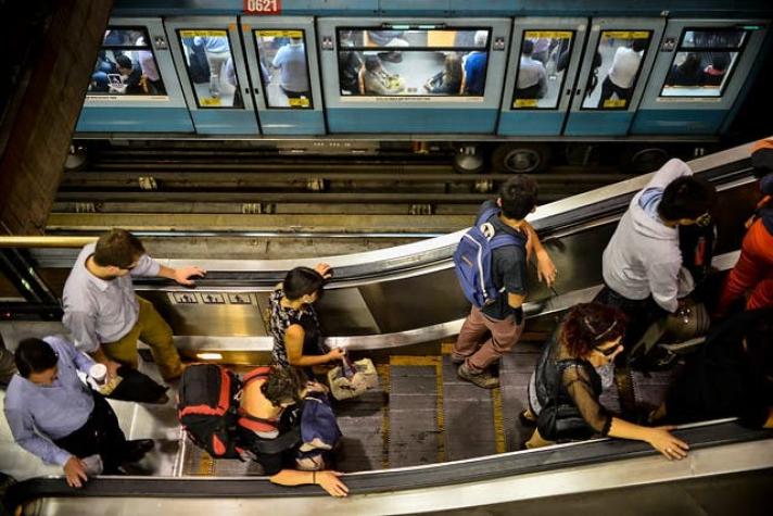 Metro de Santiago llama a programar y adelantar viaje tras anuncio de Emergencia Ambiental