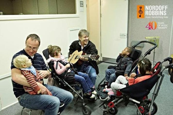 Vocalista de Iron Maiden participa en terapia musical para niños con problemas neurológicos