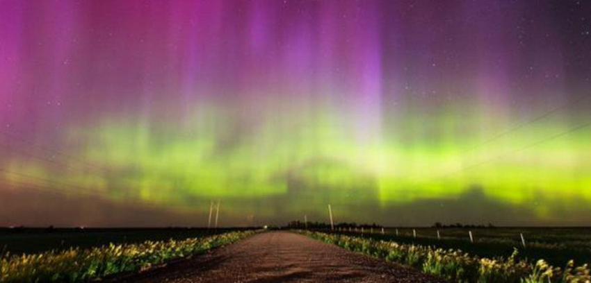 Aurora boreal ilumina la noche luego de una intensa tormenta solar