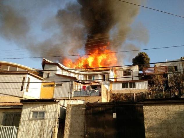 Incendio en Valparaíso afectó a tres viviendas y una capilla del Cerro El Litre