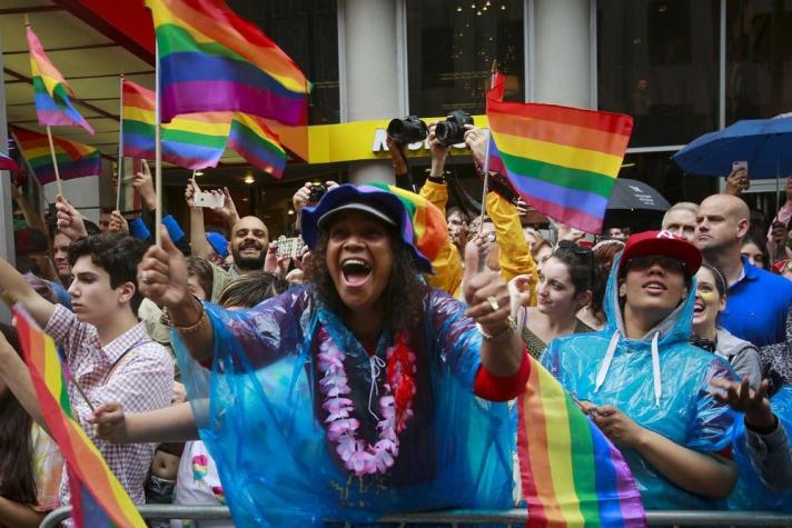 Multitud festeja en Nueva York triunfo del matrimonio en día del orgullo gay