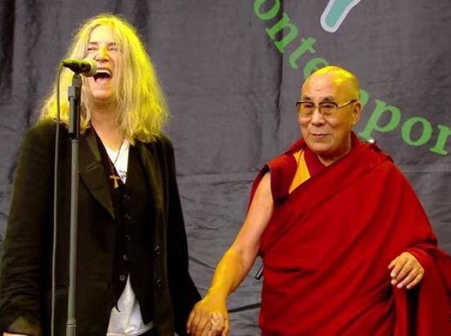[VIDEO] El Dalai Lama celebra su cumpleaños con Patti Smith en el Glastonbury