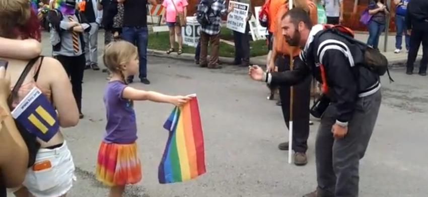 La niña que desafió a un predicador homófobo con una bandera del arcoiris