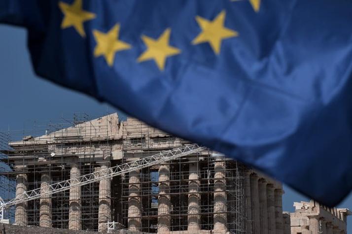 El euro cedía ante el dólar tras resultados parciales del referéndum en Grecia
