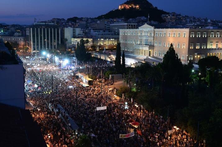 Mas de 45 mil personas por el "sí" o el "no" salen a las calles de Grecia
