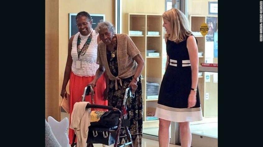 Mujer recibe credencial de biblioteca 73 años después de que le negaran un libro por ser negra