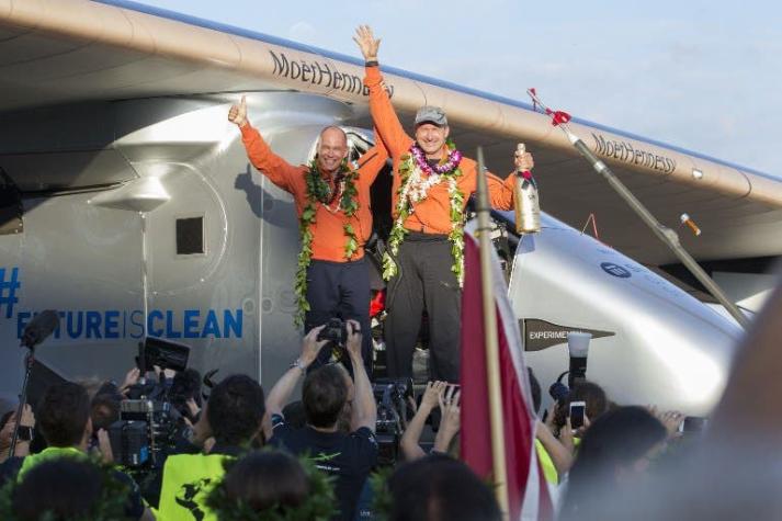 Avión Solar Impulse II bate dos récords mundiales al aterrizar en Hawai