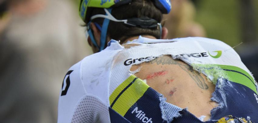 [VIDEO] Ciclistas protagonizan fuerte caída en la tercera etapa del Tour de Francia 2015
