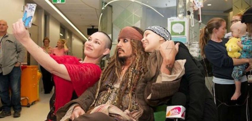 [VIDEO] Johnny Depp visita a niños enfermos en hospital vestido como Jack Sparrow