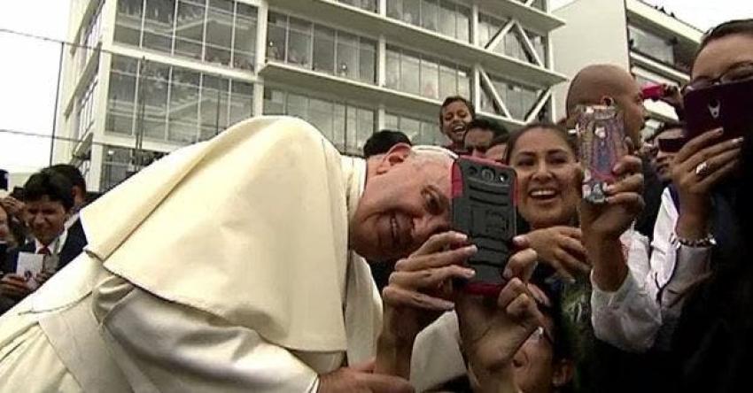 [VIDEO] Locura por selfies con el Papa Francisco en su visita a Bolivia