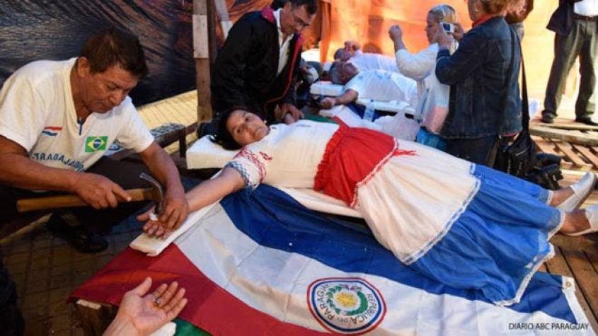 Los paraguayos que se crucifican para llamar la atención del papa Francisco