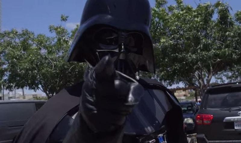 Fanático disfrazado de Darth Vader usa "la fuerza" para ahorcar a todo el mundo en la Comic-Con