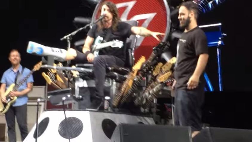 [VIDEO] Foo Fighters deja que fanático toque la batería durante concierto