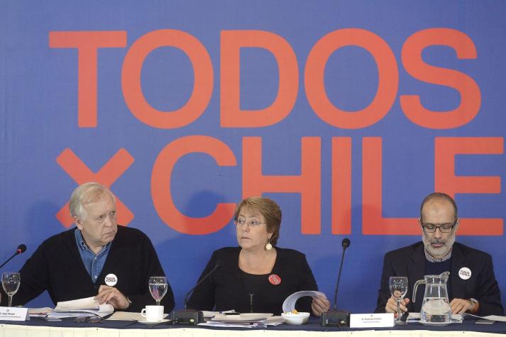 Cadem: Un 75% cree "poco" o "nada probable" que Bachelet logre cambiar la Constitución