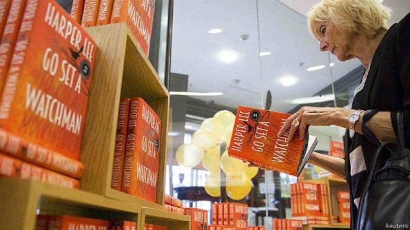 "Ve y pon un centinela": Conoce al fenómeno literario del año en EE.UU.