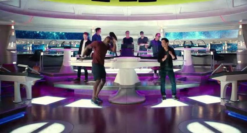 [VIDEO] Estrellas de Star Trek transforman la Enterprise en pista de baile para campaña benéfica