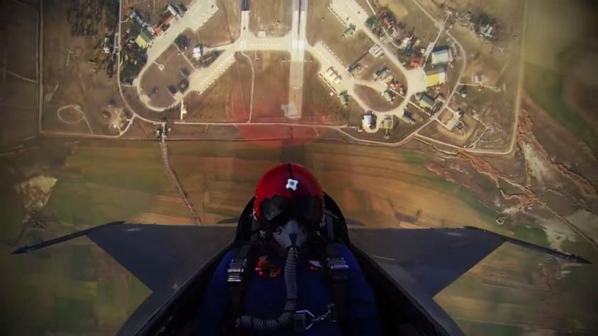[VIDEO] Piloto dirige un F-16 a más de 4 kilometros de altura en sólo segundos