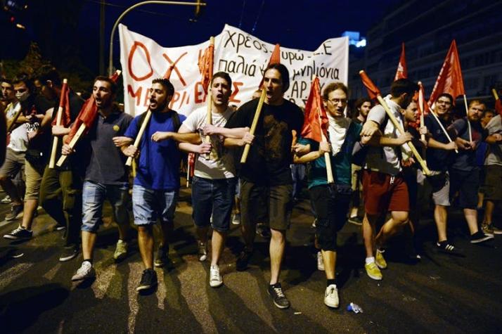 Manifestantes se toman las calles de Atenas en la previa al voto del parlamento