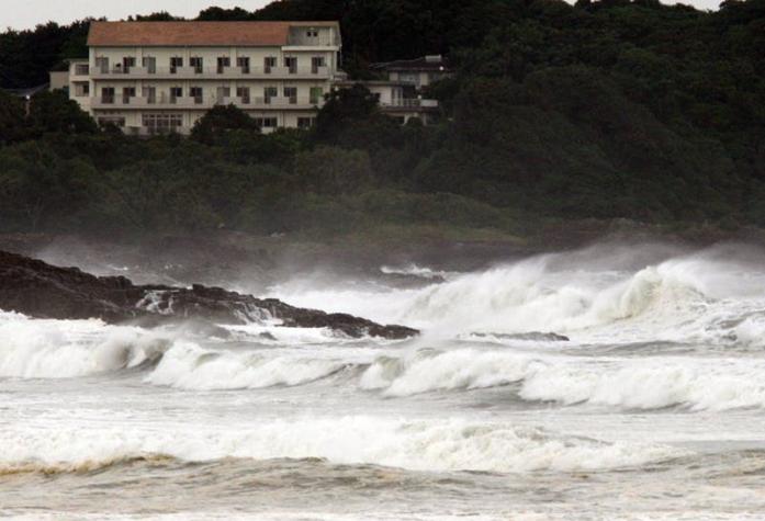 Un potente tifón llega a Japón y deja al menos un muerto