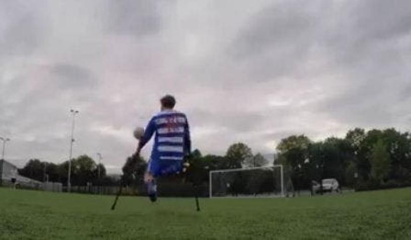 [VIDEO] Ejemplo de superación: James Catchpole practica fútbol con una pierna amputada