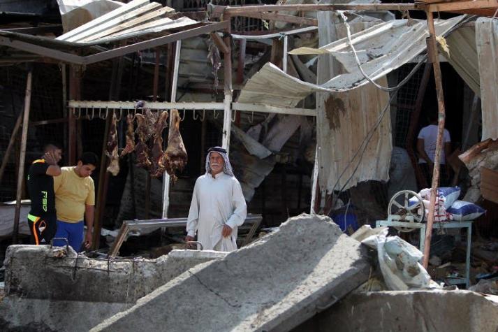 EI se atribuye atentado suicida que deja casi un centenar de muertos en un mercado de Irak